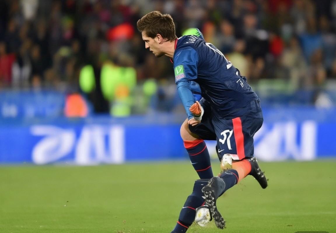 多纳鲁马：从青涩少年到世界顶级门将的传奇之路(图3)